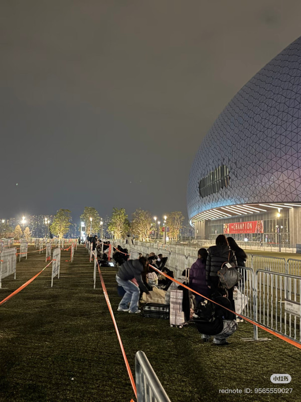 BLACKPINK啟德開騷！深夜人龍「打蛇餅」好誇張　粉絲捱凍排9小時爭頭位：成功趴到第一排好值得！