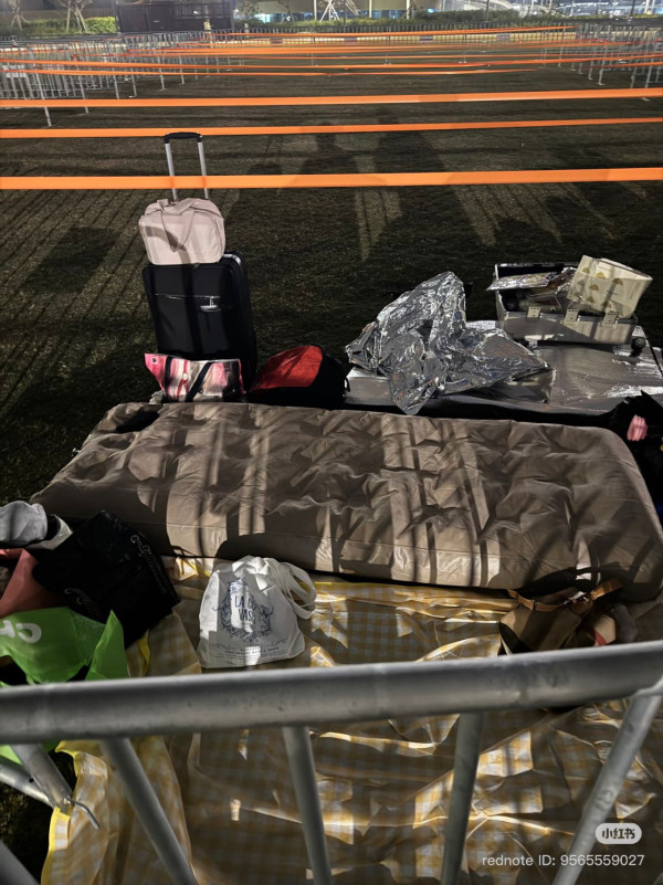 BLACKPINK啟德開騷！深夜人龍「打蛇餅」好誇張　粉絲捱凍排9小時爭頭位：成功趴到第一排好值得！