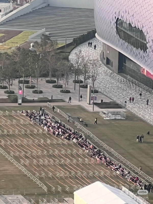 BLACKPINK啟德開騷！深夜人龍「打蛇餅」好誇張　粉絲捱凍排9小時爭頭位：成功趴到第一排好值得！