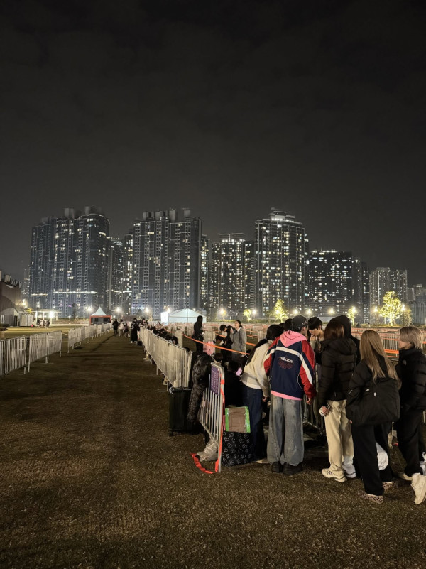 BLACKPINK啟德開騷！深夜人龍「打蛇餅」好誇張　粉絲捱凍排9小時爭頭位：成功趴到第一排好值得！