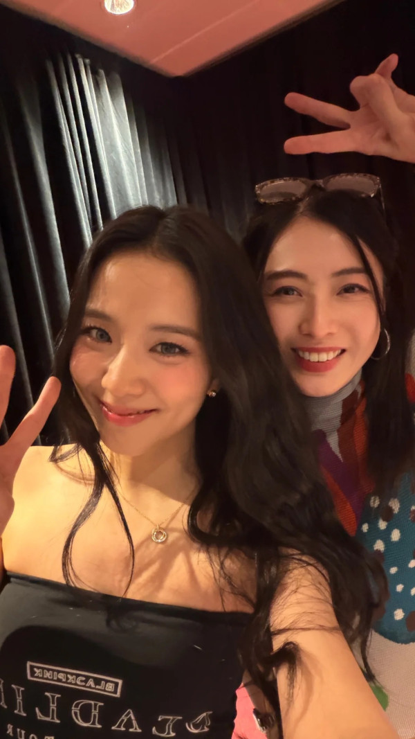 BLACKPINK演唱會香港｜700億女富豪變迷妹小粉絲 後台同框Jisoo驚艷網民：有錢人係咁樣追星