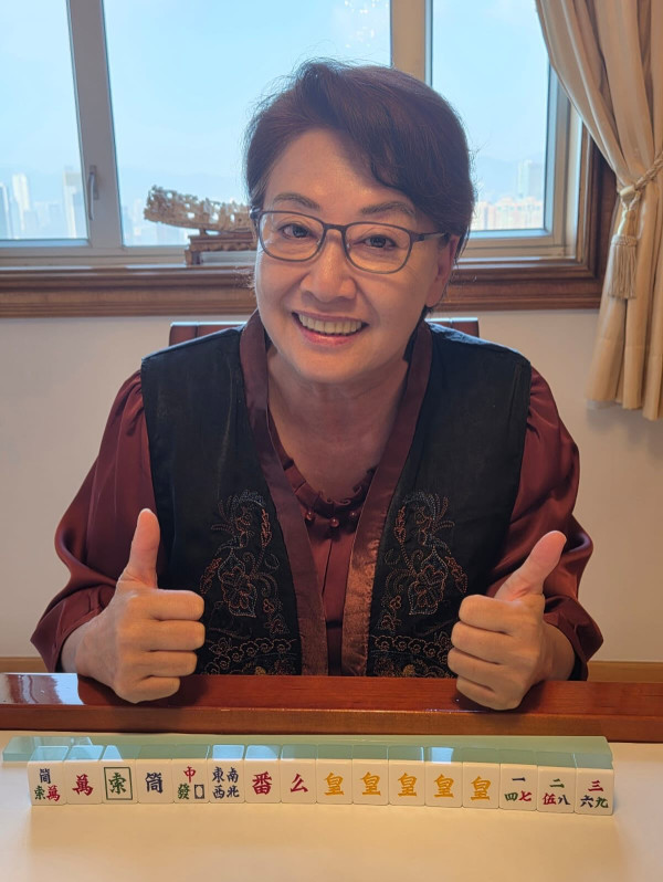 前港姐季軍驚爆入院切除整個子宮 素顏病床照曝光自嘲：唔會生得出