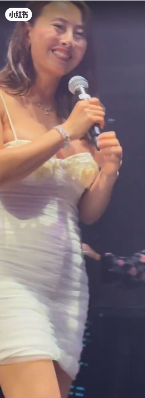 最上鏡小姐登台驚現身材崩壞大走樣 災難級魔音配巨腩象腿嚇窒網民：錢唔係咁賺