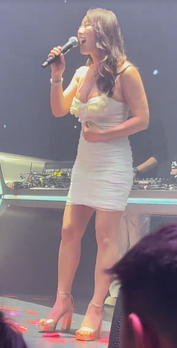 最上鏡小姐登台驚現身材崩壞大走樣 災難級魔音配巨腩象腿嚇窒網民：錢唔係咁賺