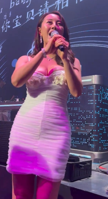 最上鏡小姐登台驚現身材崩壞大走樣 災難級魔音配巨腩象腿嚇窒網民：錢唔係咁賺