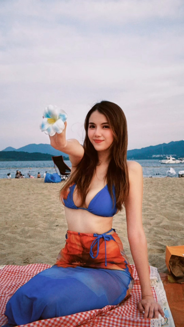 東張女神鄧凱文極限爆乳震撼沙灘！三點式晒海溝級事業線征服網民︰係咪海嘯