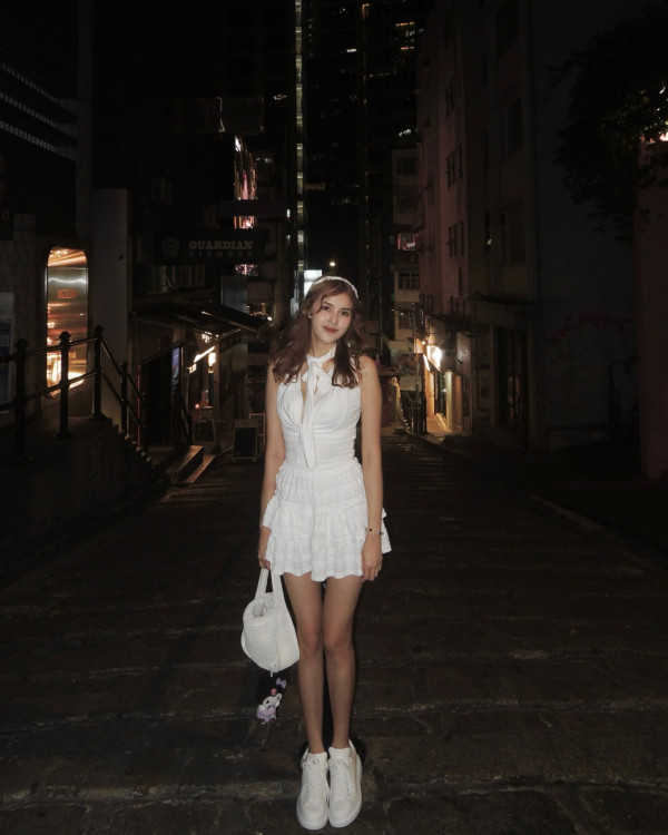 東張女神鄧凱文極限爆乳震撼沙灘！三點式晒海溝級事業線征服網民︰係咪海嘯