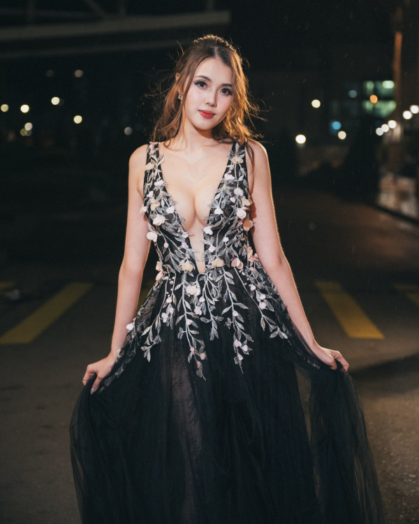 東張女神鄧凱文極限爆乳震撼沙灘！三點式晒海溝級事業線征服網民︰係咪海嘯