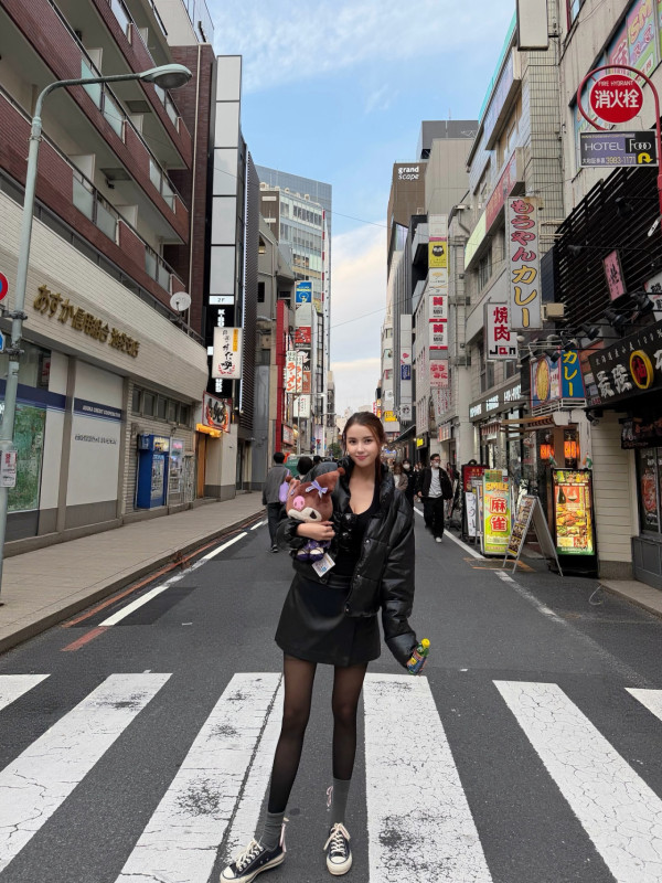 「東張女神」空降殺入《愛回家》劇組！惹火造型曝光惹網民瘋狂截圖