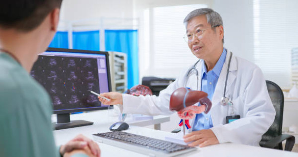 63歲男沒化療6cm肝癌卻奇跡消失！醫生揭罕見真相：戒煙酒＋一場意外救了他