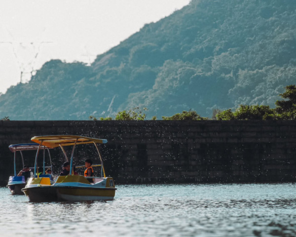 黃泥涌水塘茶座重開，人均$30起限時任踩水上單車。圖片來源：黃泥涌水塘花園茶座