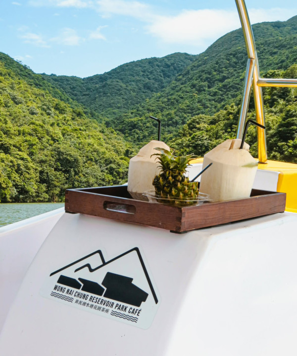 真󠄉．Deliver湖？提供水上外賣服務。圖片來源：黃泥涌水塘花園茶座