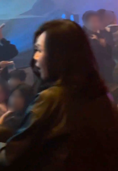 吳美珩息影多年罕有露面睇演唱會 53歲氣質風情萬種驚艷網民︰人間防腐劑