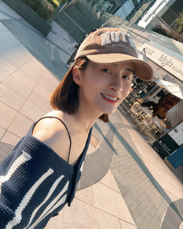 沈卓盈豪宅性感晒白滑長腿似少女！41歲闊太逆生長狀態更勝全盛時期