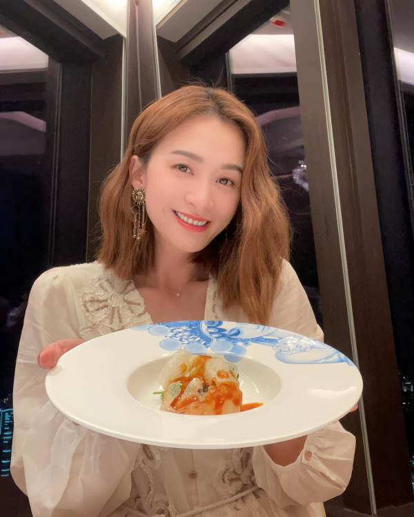 沈卓盈豪宅性感晒白滑長腿似少女！41歲闊太逆生長狀態更勝全盛時期