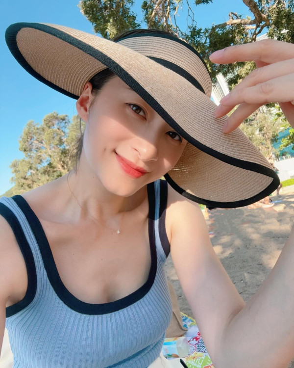 沈卓盈豪宅性感晒白滑長腿似少女！41歲闊太逆生長狀態更勝全盛時期