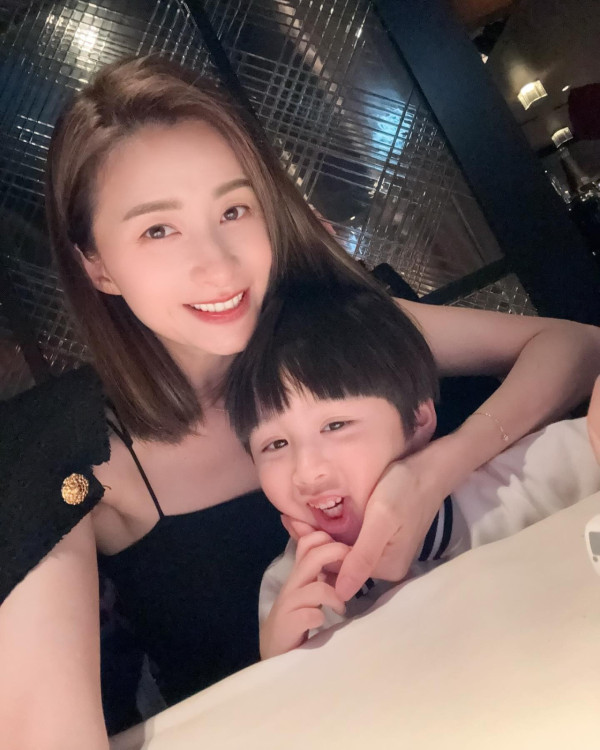 沈卓盈豪宅性感晒白滑長腿似少女！41歲闊太逆生長狀態更勝全盛時期