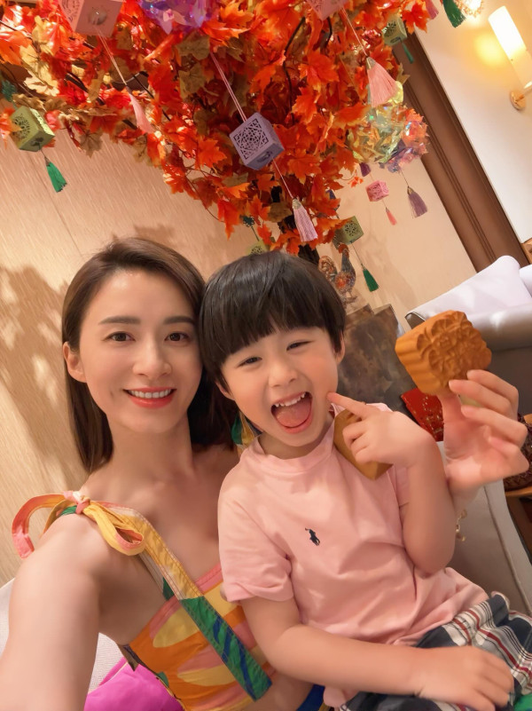 沈卓盈4歲仔仔五官倒模媽媽高顏值！近照搶晒鏡獲封潛力股：大個一定係男神
