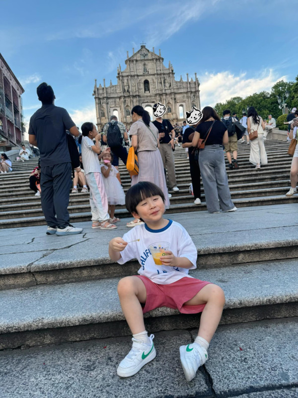 沈卓盈4歲仔仔五官倒模媽媽高顏值！近照搶晒鏡獲封潛力股：大個一定係男神