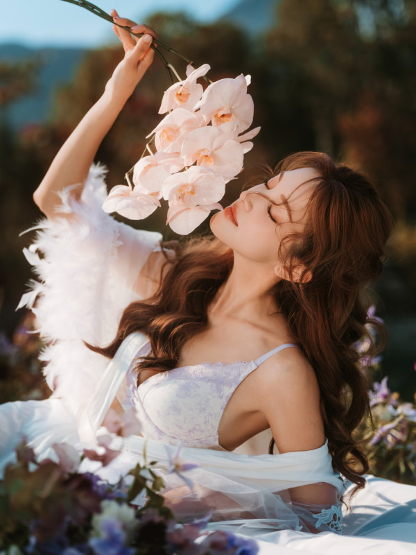 視帝老婆激罕接拍性感內衣廣告！紅白蕾絲造型豁出去挑戰最大膽尺度