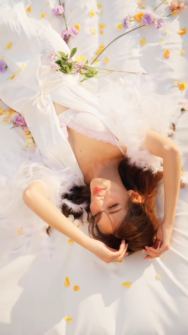 視帝老婆激罕接拍性感內衣廣告！紅白蕾絲造型豁出去挑戰最大膽尺度