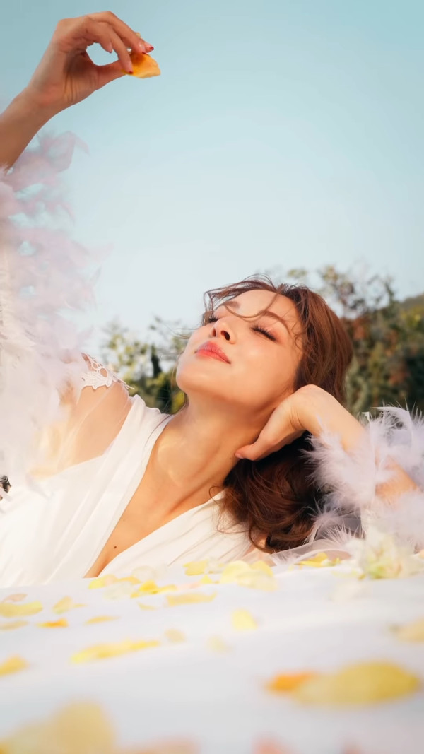 視帝老婆激罕接拍性感內衣廣告！紅白蕾絲造型豁出去挑戰最大膽尺度