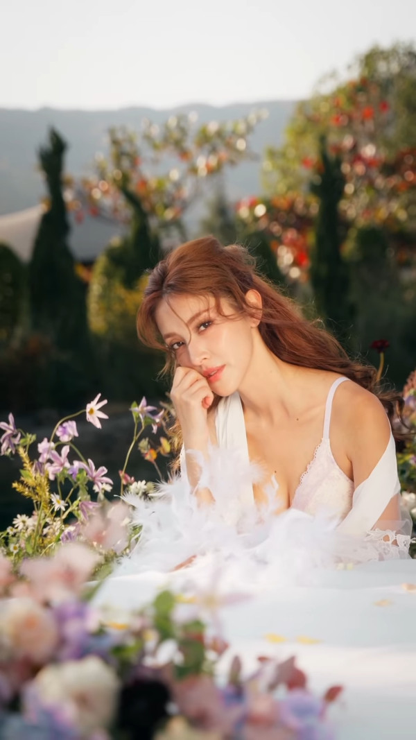 視帝老婆激罕接拍性感內衣廣告！紅白蕾絲造型豁出去挑戰最大膽尺度