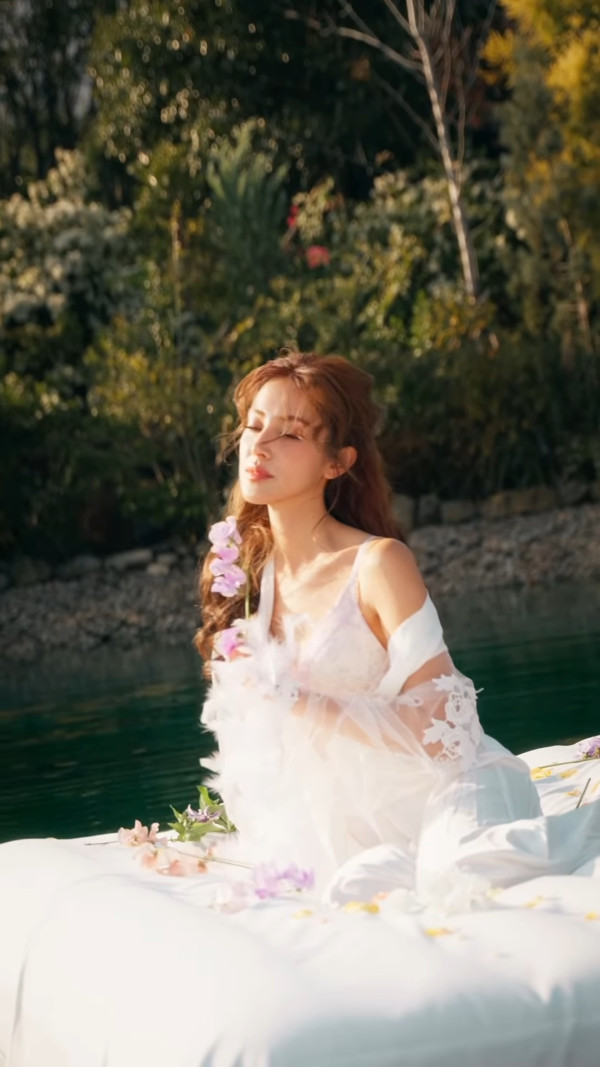 視帝老婆激罕接拍性感內衣廣告！紅白蕾絲造型豁出去挑戰最大膽尺度