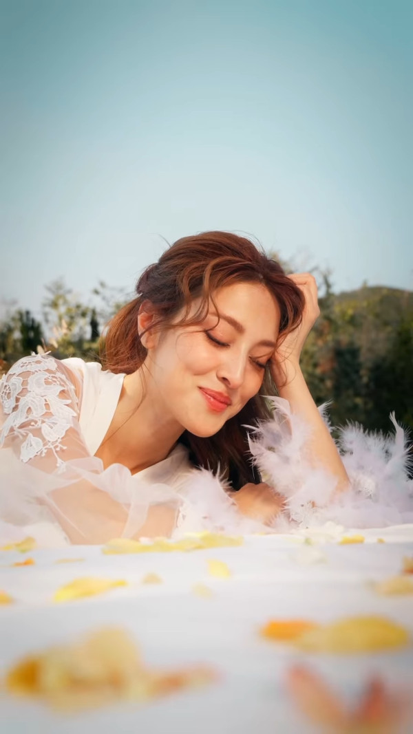 視帝老婆激罕接拍性感內衣廣告！紅白蕾絲造型豁出去挑戰最大膽尺度