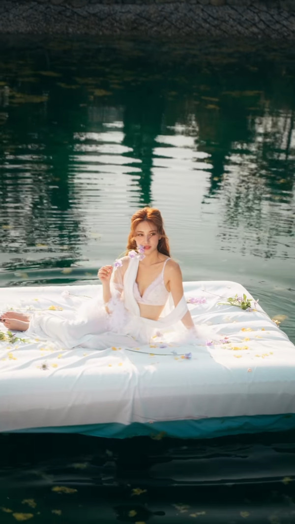 視帝老婆激罕接拍性感內衣廣告！紅白蕾絲造型豁出去挑戰最大膽尺度