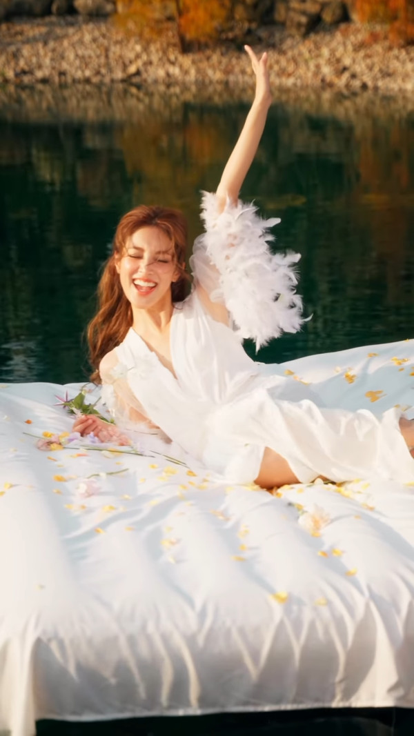 視帝老婆激罕接拍性感內衣廣告！紅白蕾絲造型豁出去挑戰最大膽尺度