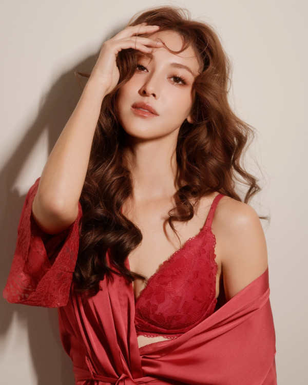 視帝老婆激罕接拍性感內衣廣告！紅白蕾絲造型豁出去挑戰最大膽尺度