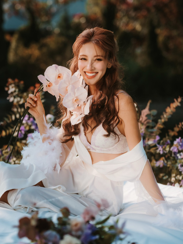 視帝老婆激罕接拍性感內衣廣告！紅白蕾絲造型豁出去挑戰最大膽尺度