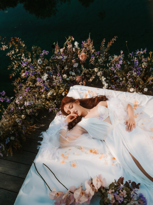 視帝老婆激罕接拍性感內衣廣告！紅白蕾絲造型豁出去挑戰最大膽尺度