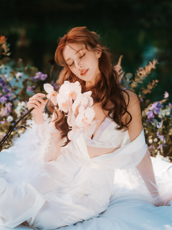 視帝老婆激罕接拍性感內衣廣告！紅白蕾絲造型豁出去挑戰最大膽尺度