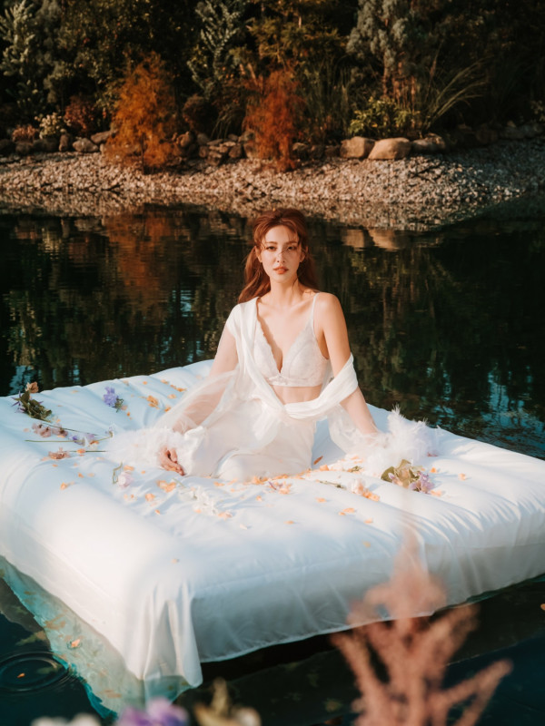 視帝老婆激罕接拍性感內衣廣告！紅白蕾絲造型豁出去挑戰最大膽尺度