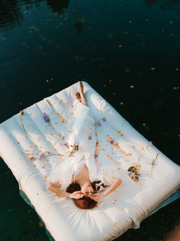 視帝老婆激罕接拍性感內衣廣告！紅白蕾絲造型豁出去挑戰最大膽尺度