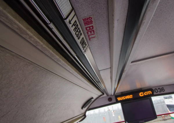 扣安全帶撳唔到鐘？港男出動祕密武器自救 網民提議用舊式㩒鐘設備更好？【有片】