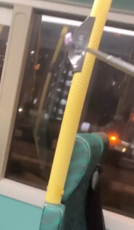 扣安全帶撳唔到鐘？港男出動祕密武器自救 網民提議用舊式㩒鐘設備更好？【有片】