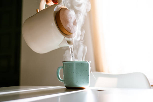 20歲女愛喝熱水養生半年後竟驚患胃癌！醫生：熱水養胃是謬誤／附8易生癌壞習慣