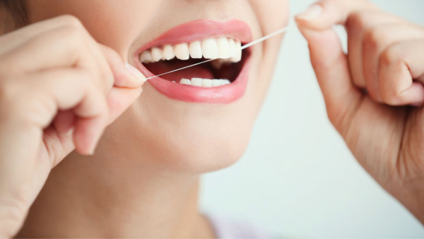 牙線刷牙前定刷牙後用？牙醫揭正確順序：一直都做錯！「呢個順序」去垢力最強