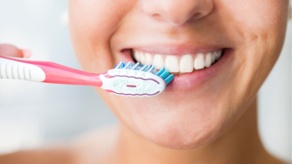 牙線刷牙前定刷牙後用？牙醫揭正確順序：一直都做錯！「呢個順序」去垢力最強