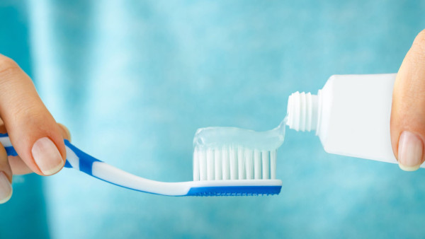 牙線刷牙前定刷牙後用？牙醫揭正確順序：一直都做錯！「呢個順序」去垢力最強