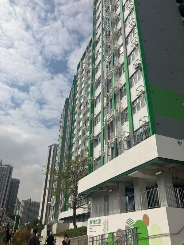 簡約公屋靚過私樓？屯門靚景單位內部曝光：極寬敞開揚、近鐵路站網民直呼羨慕