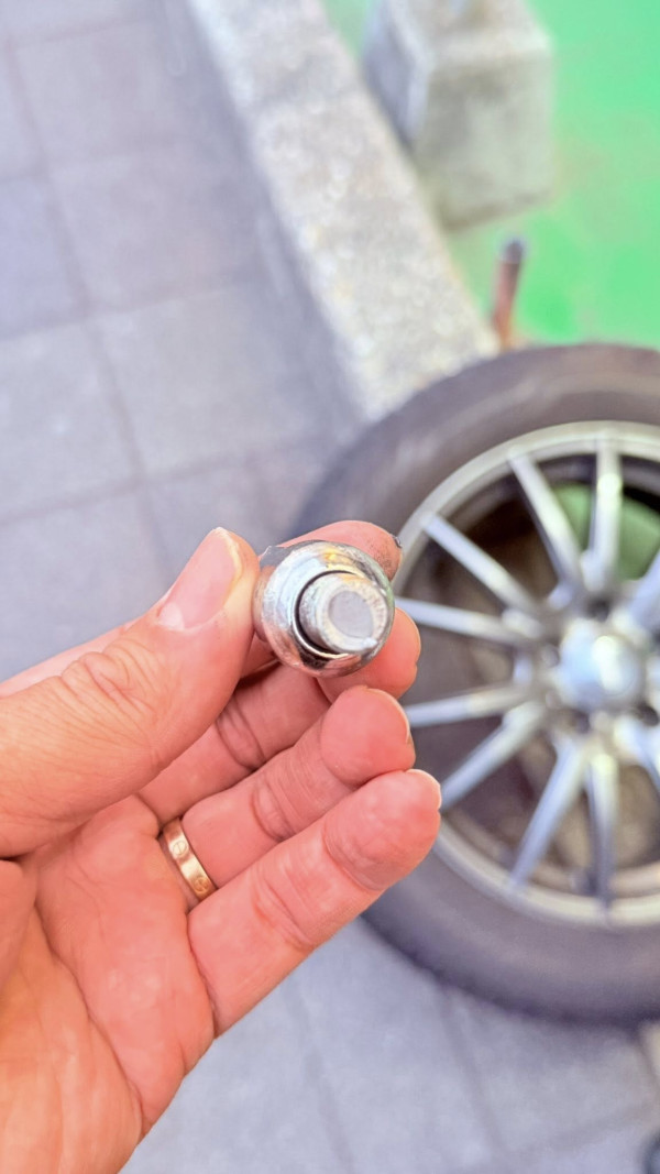 港人日本自駕遊雪胎甩轆 螺絲齊口斷裂勁誇張 網民熱議租車公司責任最大？