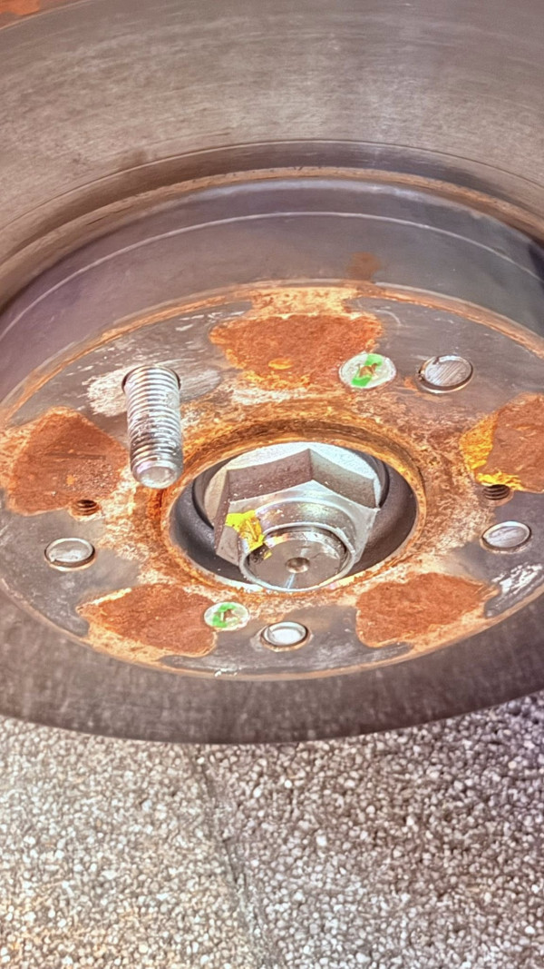 港人日本自駕遊雪胎甩轆 螺絲齊口斷裂勁誇張 網民熱議租車公司責任最大？