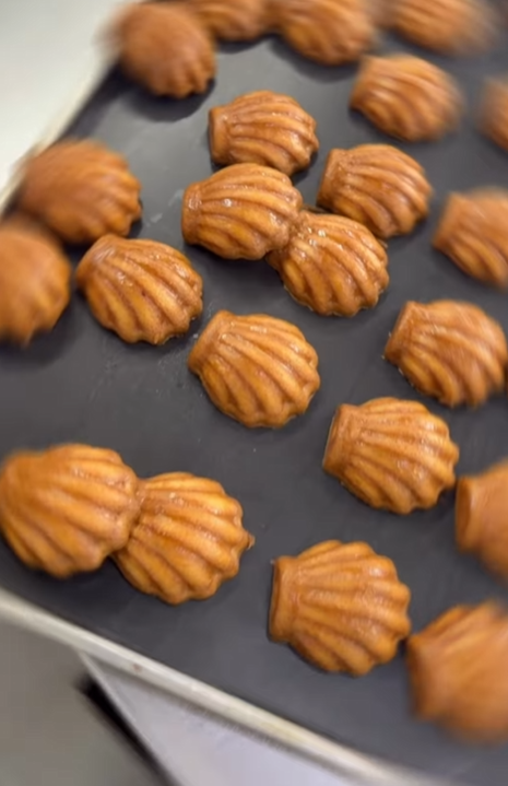 享樂烘焙「黑芝麻脆脆糯米糍」Threads爆紅新品！爆餡芝麻脆脆麵絲／煙韌糯米麻糬 (附開賣時間+地點)