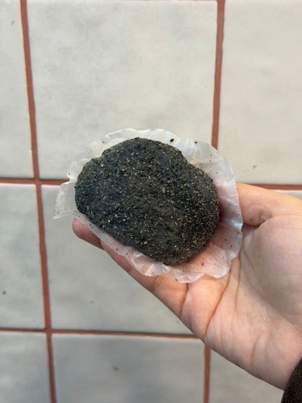 享樂烘焙「黑芝麻脆脆糯米糍」Threads爆紅新品！爆餡芝麻脆脆麵絲／煙韌糯米麻糬 (附開賣時間+地點)