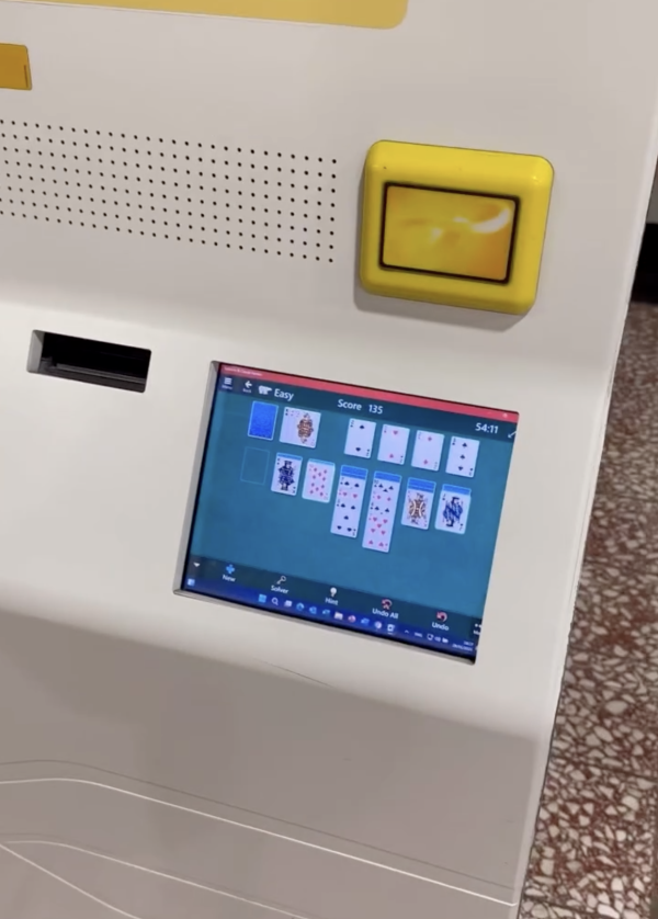 返工咁得閒？數碼服務站驚現打機畫面 網民錯重點：原來仲有人玩呢款Game？