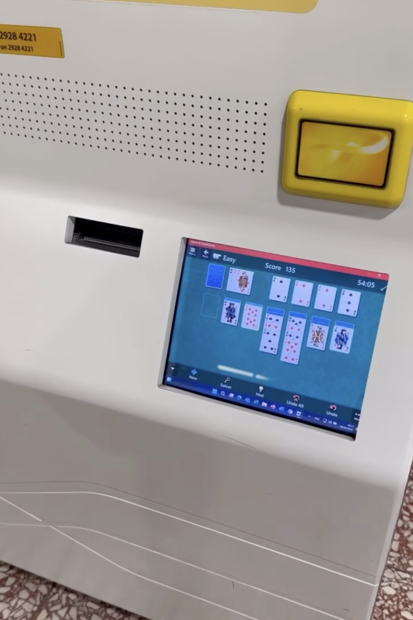 返工咁得閒？數碼服務站驚現打機畫面 網民錯重點：原來仲有人玩呢款Game？